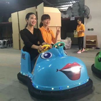 Xe điện đụng 2 chỗ ngồi