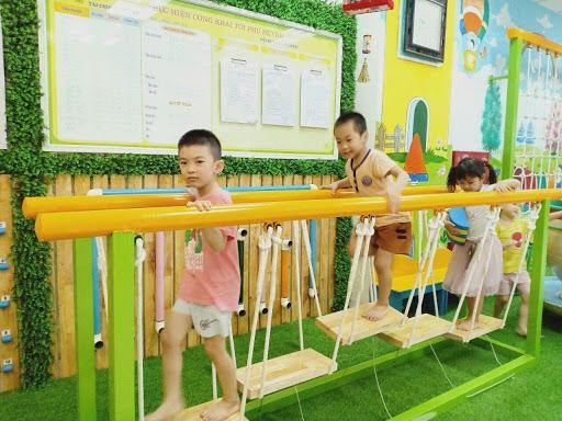 Các con tập làm quen kỹ năng sống