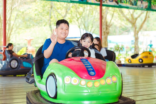 Phụ huynh và trẻ nhỏ có thể chơi cùng nhau với đồ chơi xe điện đụng 