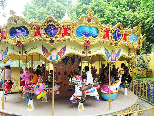 Vòng đu quay thúng hình ngựa hấp dẫn cả trẻ nhỏ và phụ huynh