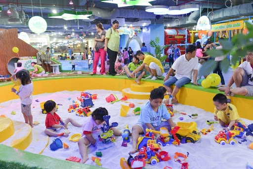 Hoạt động vui chơi của trẻ với bố mẹ ở khu vui chơi