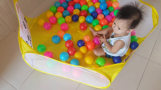 Hòa nhập hơn với mọi người khi trẻ chơi nhà bóng